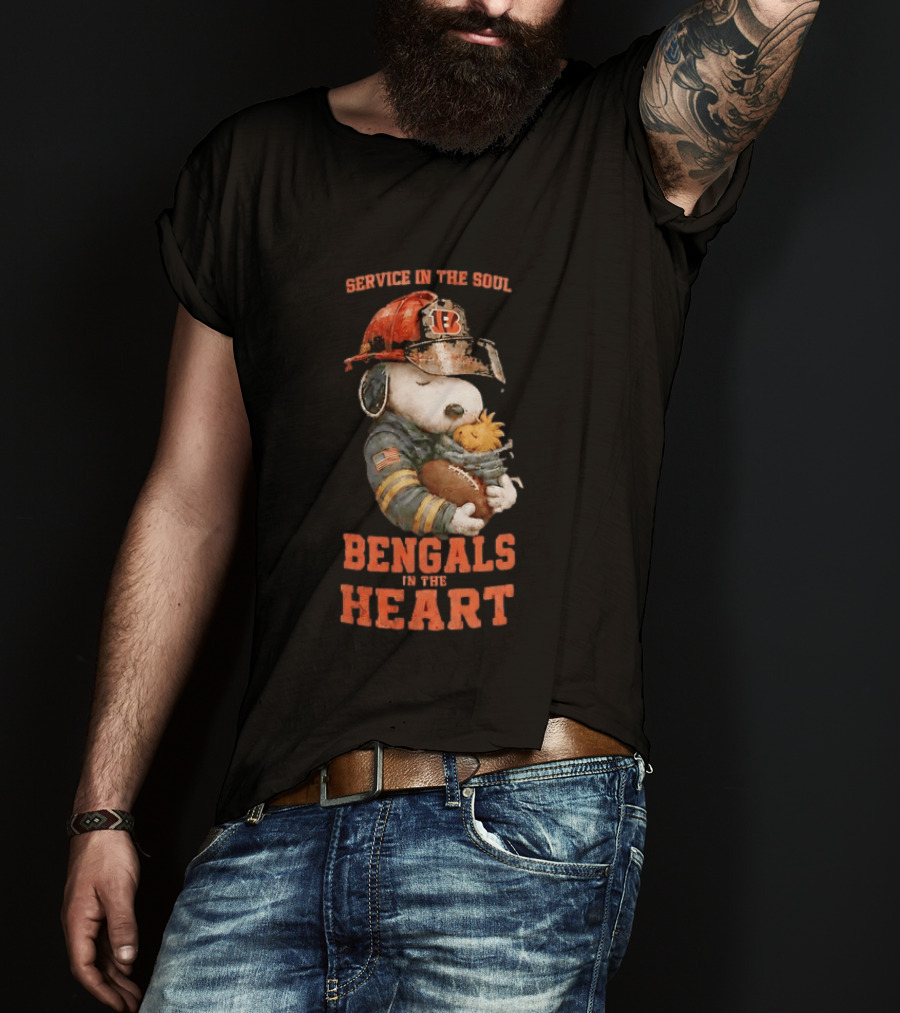 Service In The Soul Bengals In The Heart Snoopy Cincinnati Bengals Firefighter Hugging Woodstock T-Shirt