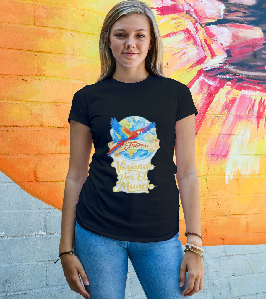 Tro Macaw Flying Across Globe Viaje Por El Mundo T-Shirt
