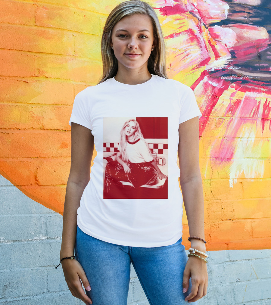 Freya Skye Store Bad Taste Photo Retro Vibe Outfit With Distressed Jeans And Casual Raglan Top In Diner Setting T-Shirt