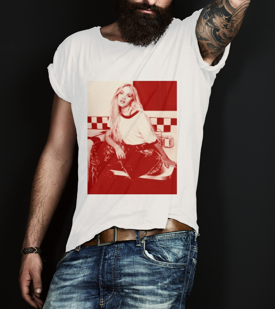 Freya Skye Store Bad Taste Photo Retro Vibe Outfit With Distressed Jeans And Casual Raglan Top In Diner Setting T-Shirt