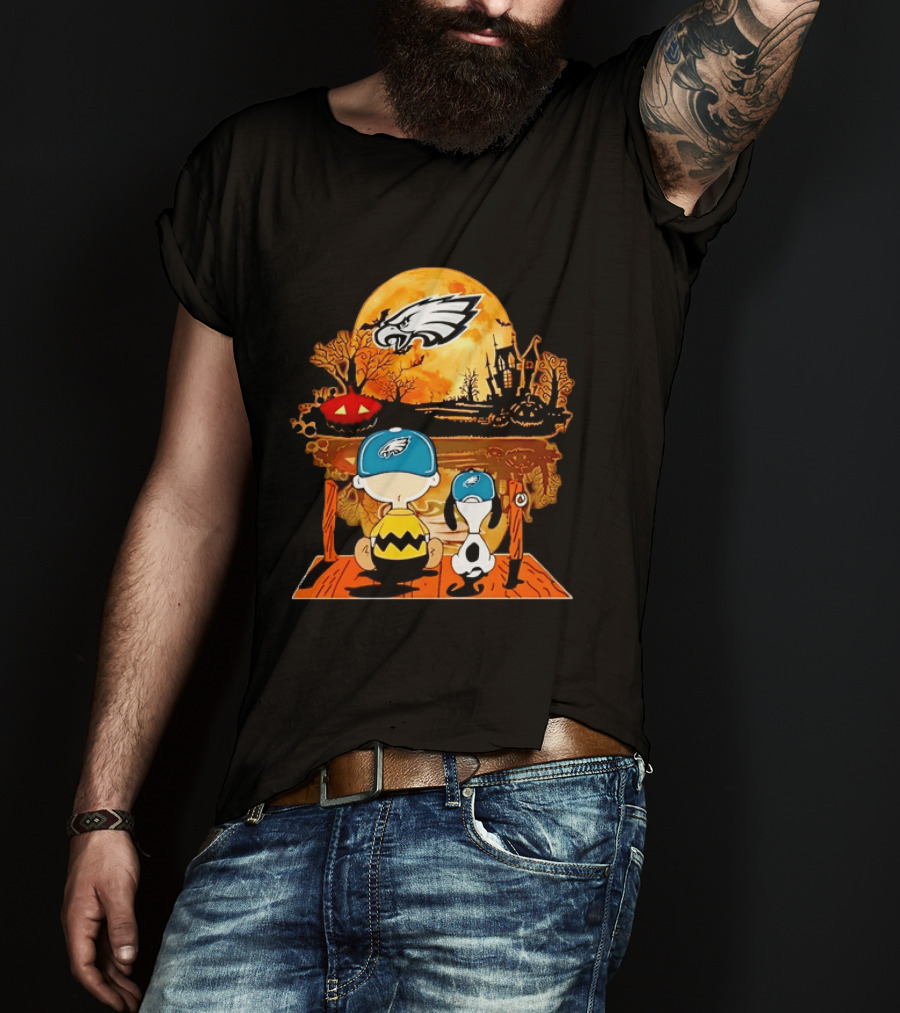 Philadelphia Eagles Halloween Charlie Brown And Snoopy Sitting With Pumpkin And Haunted House T-Shirt