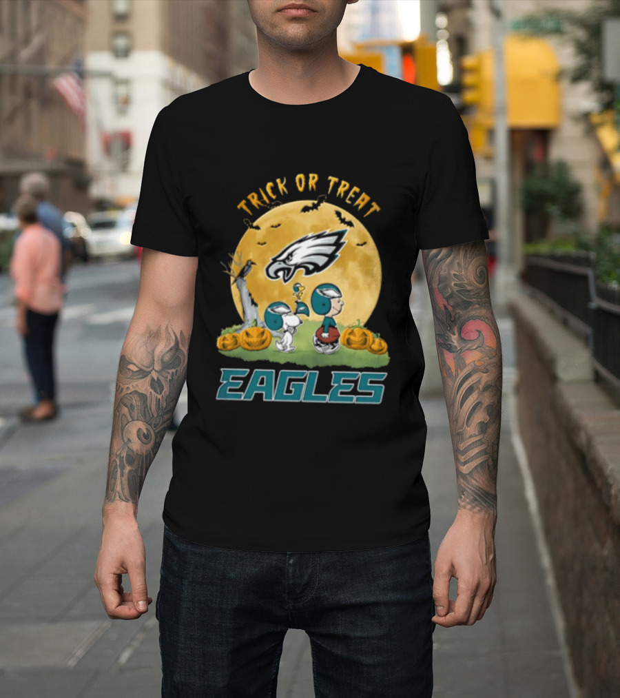 Philadelphia Eagles Trick Or Treat Snoopy Charlie Brown Full Moon Pumpkins T-Shirt
