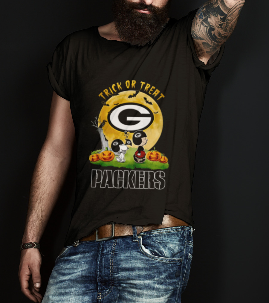 Green Bay Packers Trick Or Treat Charlie Brown Snoopy Pumpkins Moon T-Shirt