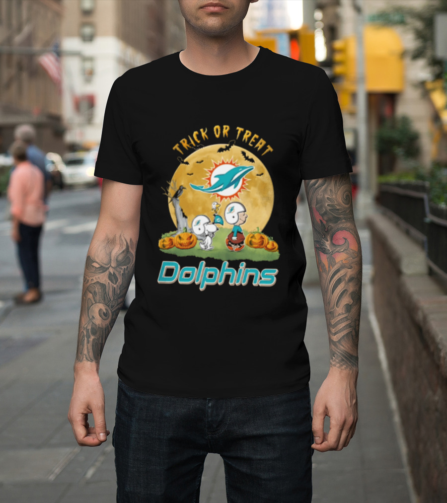 Miami Dolphins Trick Or Treat Charlie Brown Snoopy Full Moon Pumpkins T-Shirt