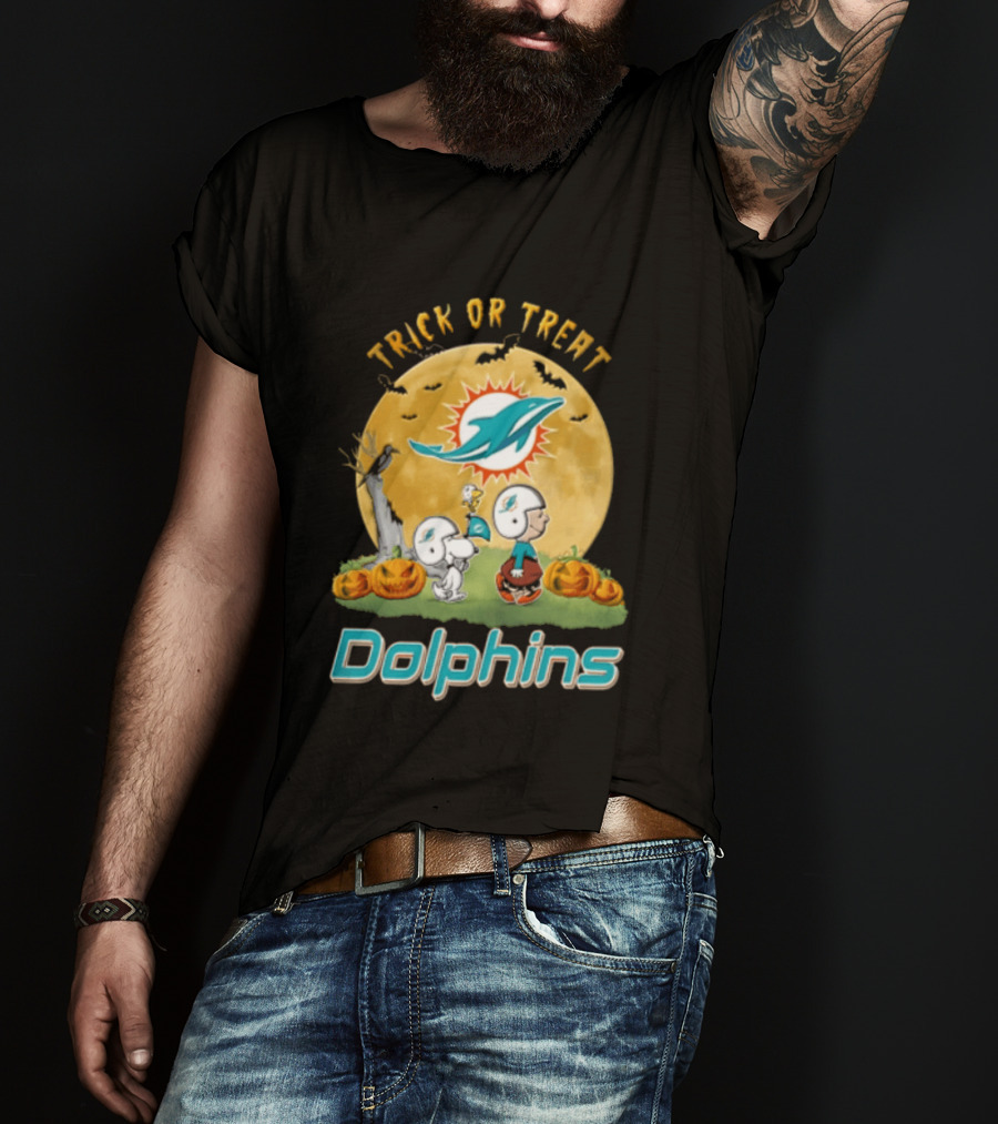 Miami Dolphins Trick Or Treat Charlie Brown Snoopy Full Moon Pumpkins T-Shirt