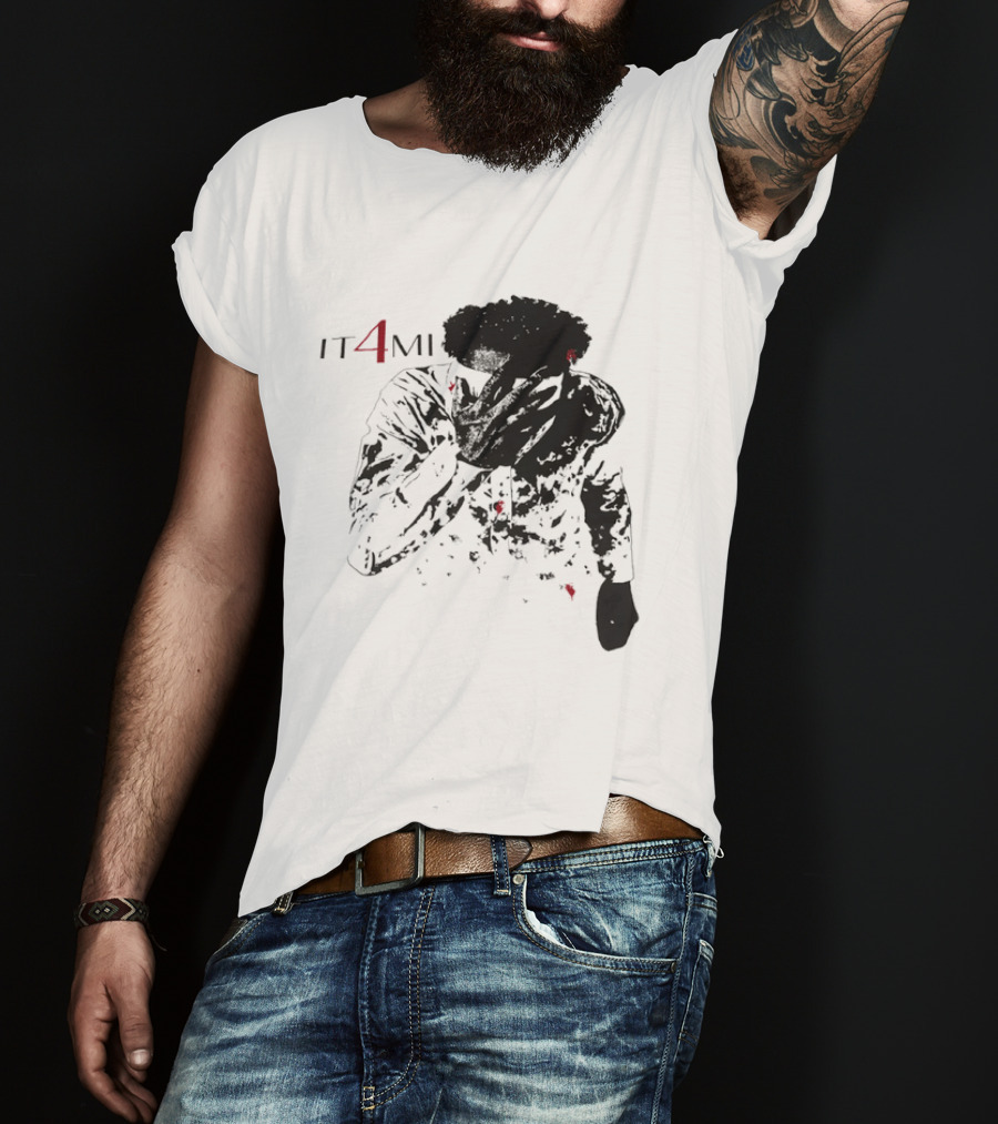 IT 4 MI Character Holding Face Visual T-Shirt