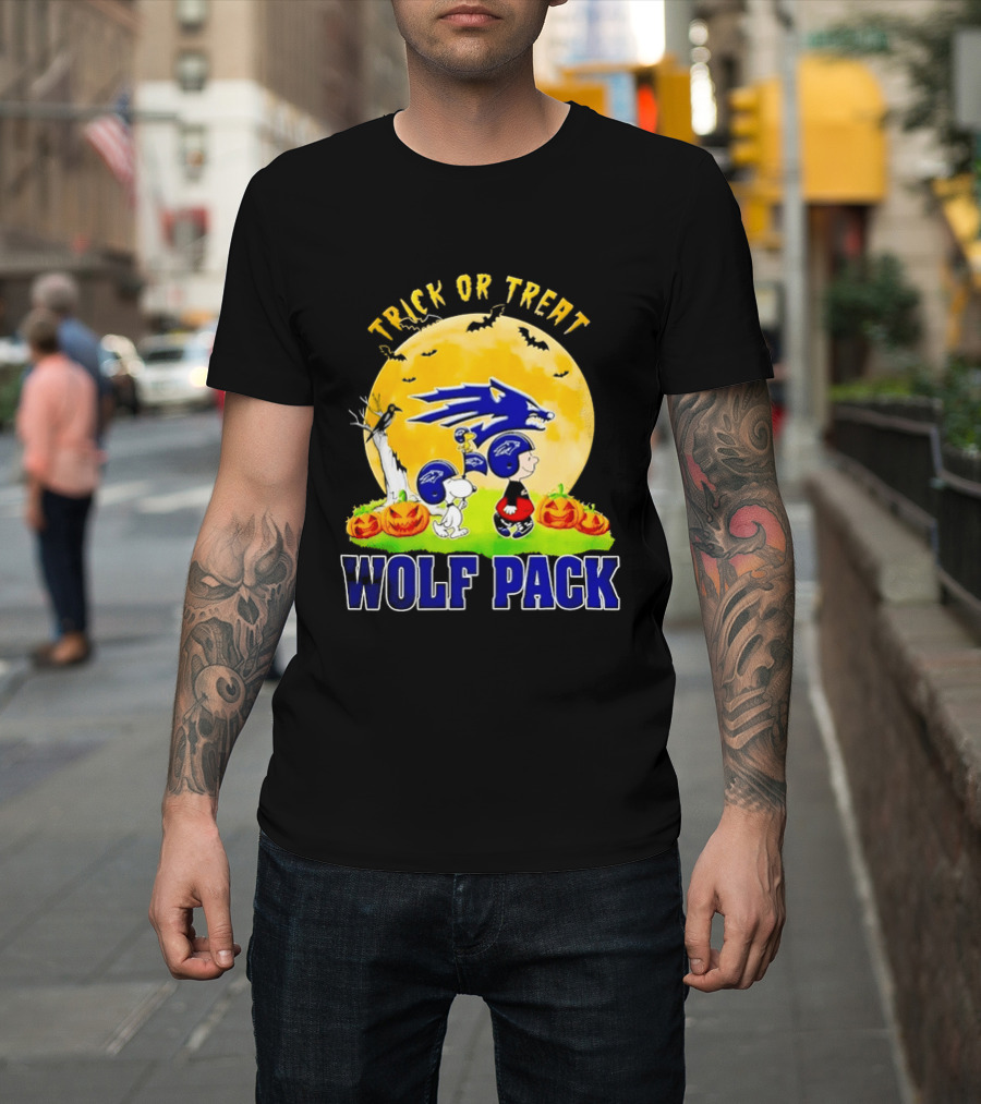 Nevada Wolf Pack Trick Or Treat Halloween With Snoopy Charlie Brown And Pumpkins T-Shirt