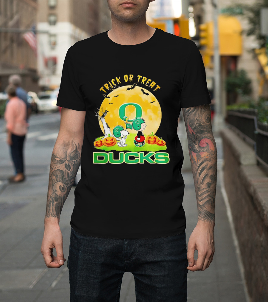 Oregon Ducks Charlie Brown Snoopy Halloween Trick Or Treat T-Shirt