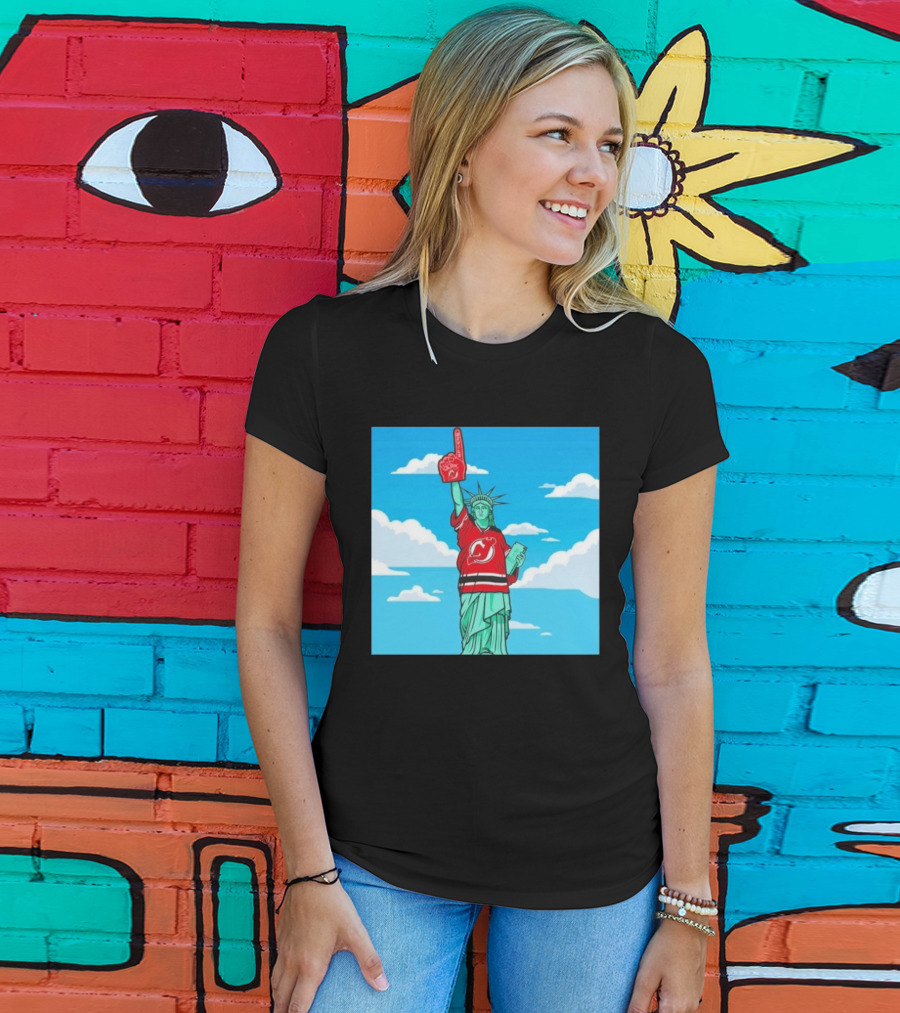 Statue Of Liberty In New Jersey Devils Jersey With Foam Finger T-Shirt