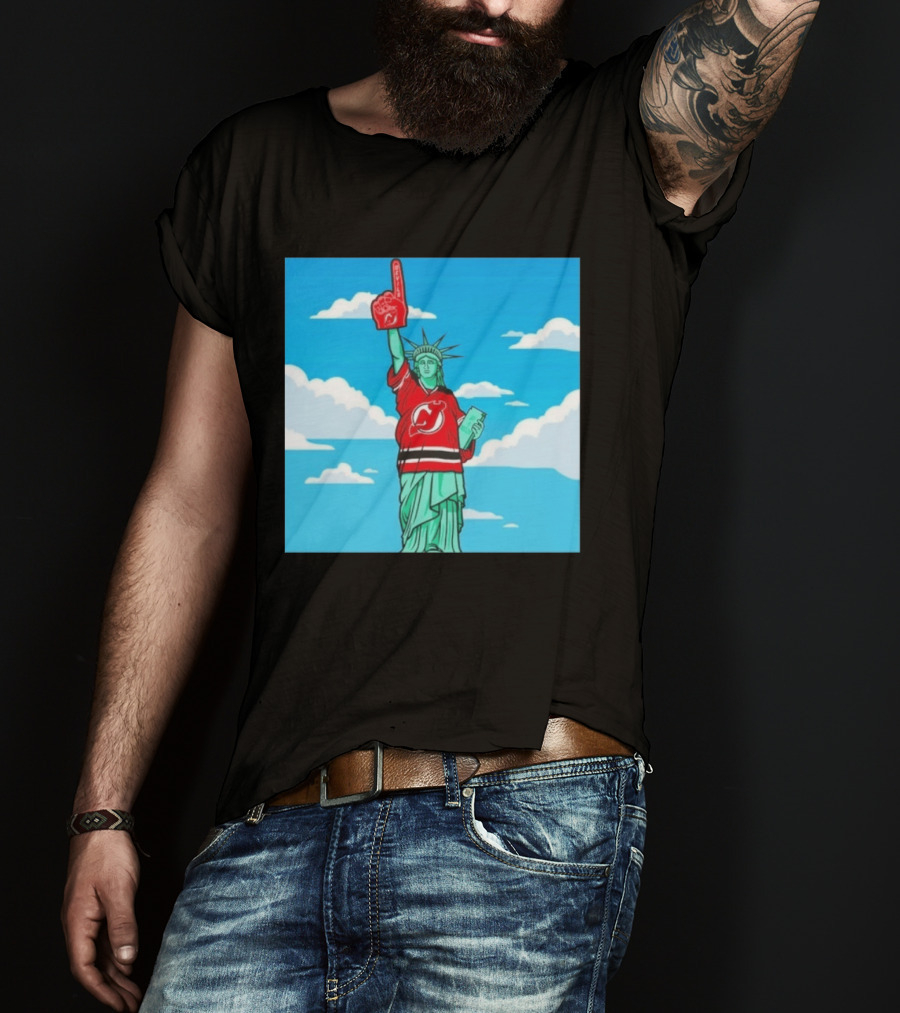 Statue Of Liberty In New Jersey Devils Jersey With Foam Finger T-Shirt