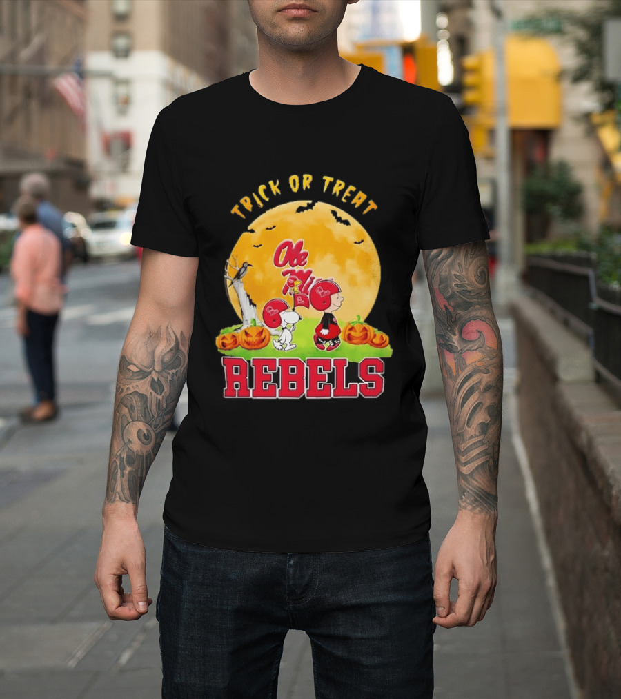 Trick Or Treat Snoopy Charlie Brown Woodstock Ole Miss Rebels Halloween Moon T-Shirt