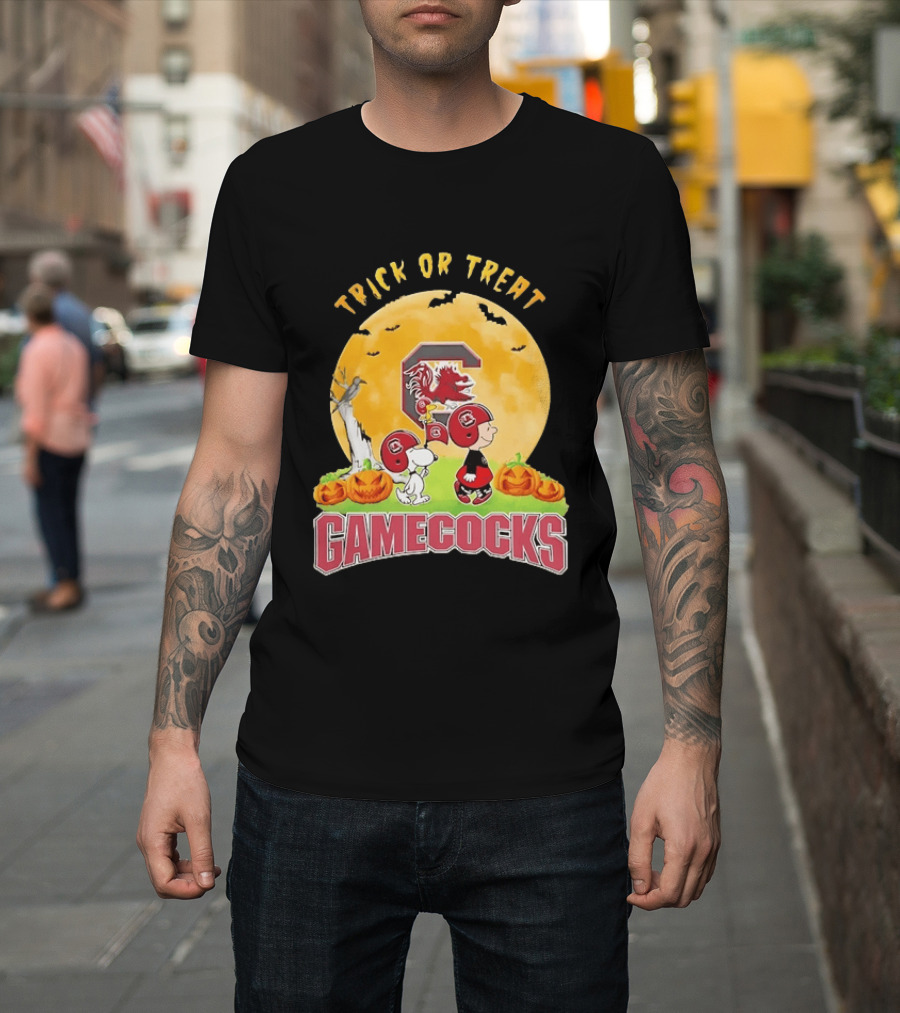 Trick Or Treat South Carolina Gamecocks Snoopy Charlie Brown Woodstock Halloween Moon T-Shirt