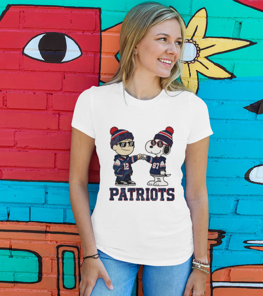New England Patriots Charlie Brown Snoopy 12 87 Fan Gear T-Shirt