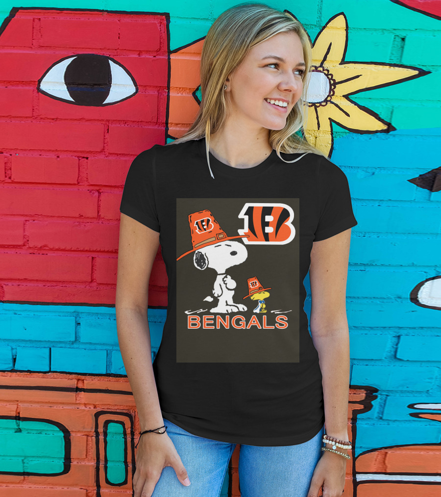 Bengals Snoopy Woodstock Thanksgiving Football T-Shirt