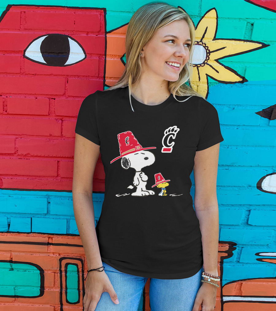 Cincinnati Bearcats Snoopy With Red Hats And Bearcats T-Shirt