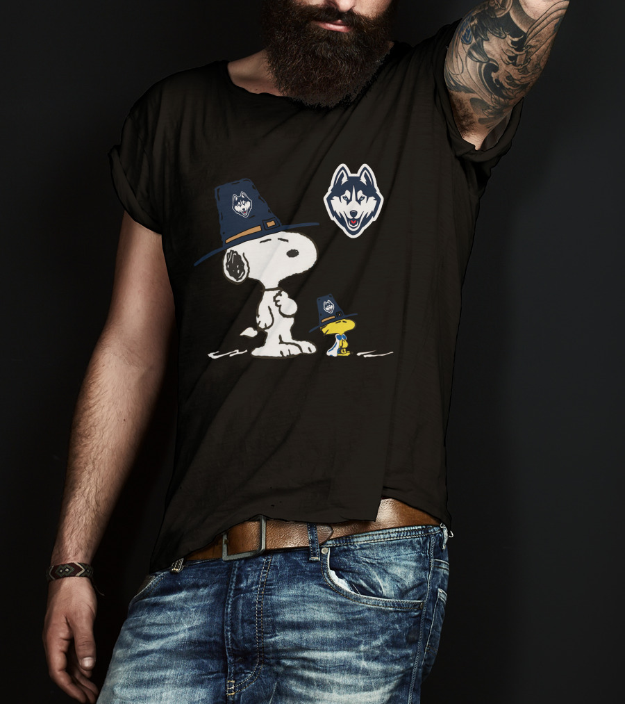 UConn Huskies Snoopy And Woodstock In Pilgrim Hats T-Shirt