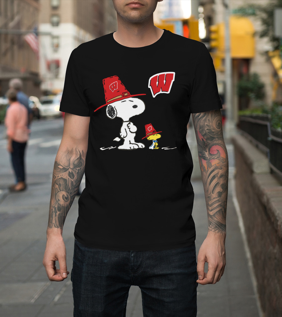 Wisconsin Badgers Snoopy Woodstock Pilgrim Hats T-Shirt