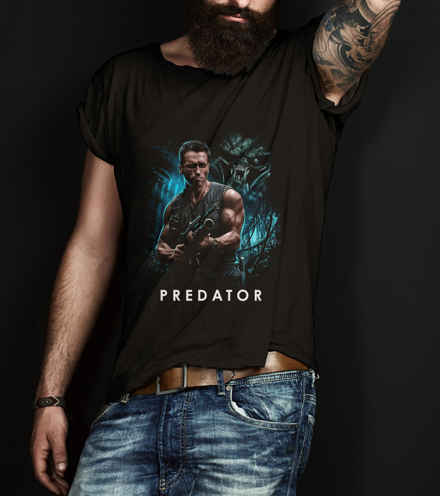 PREDATOR Arnold Schwarzenegger With Alien Hunter Background T-Shirt