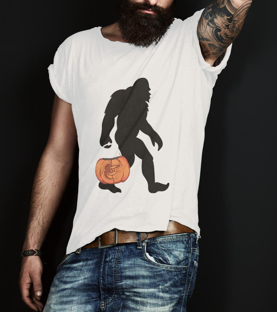 Baltimore Orioles Bigfoot Carrying Pumpkin Halloween T-Shirt
