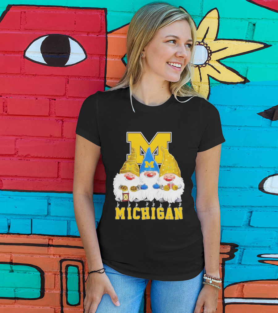 Gnomies Michigan Wolverines Christmas Festive Gnome Trio With Gifts And Lantern T-Shirt
