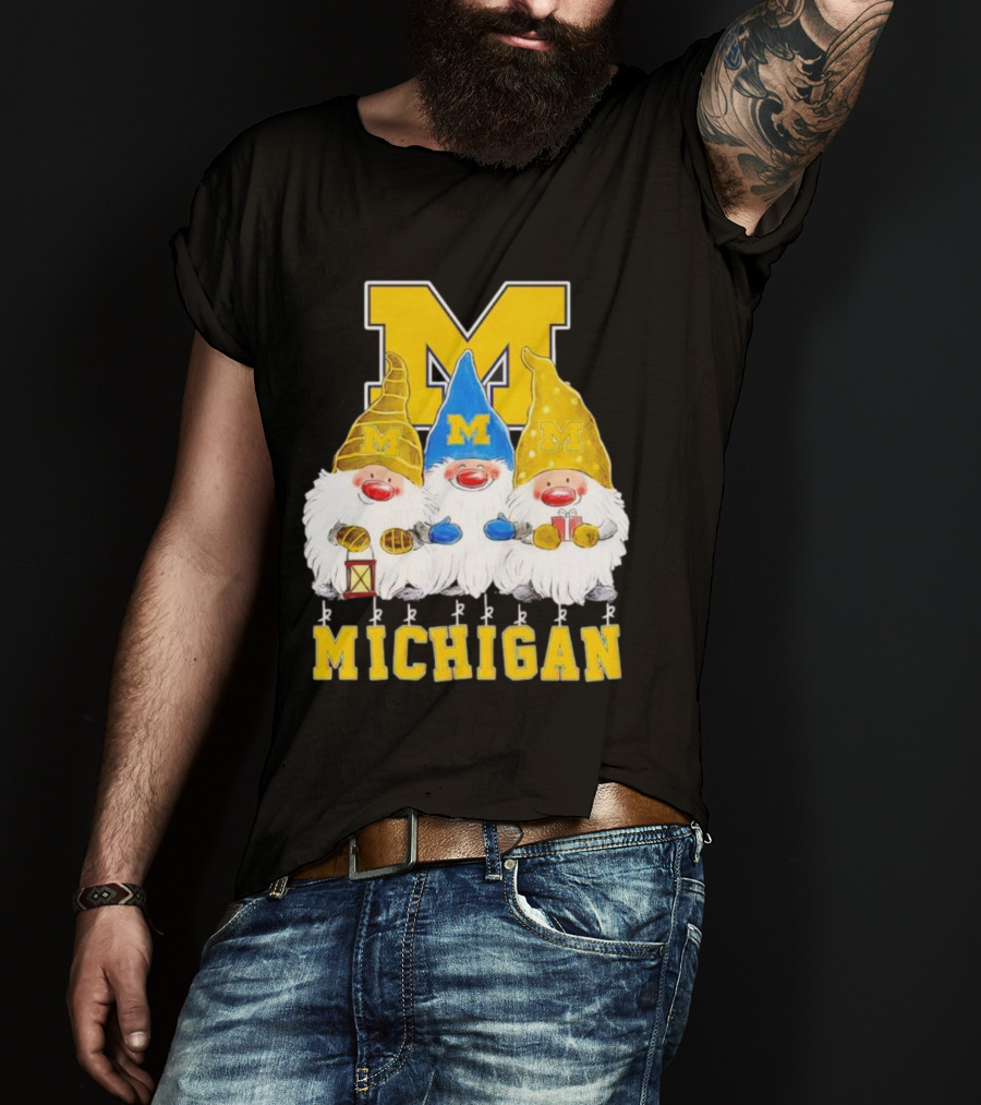 Gnomies Michigan Wolverines Christmas Festive Gnome Trio With Gifts And Lantern T-Shirt