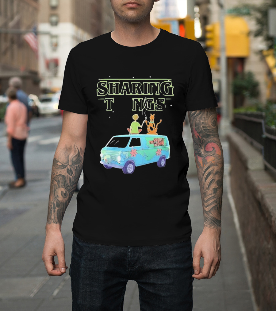 Scooby Doo Sharing Tings with Mystery Machine T-Shirt
