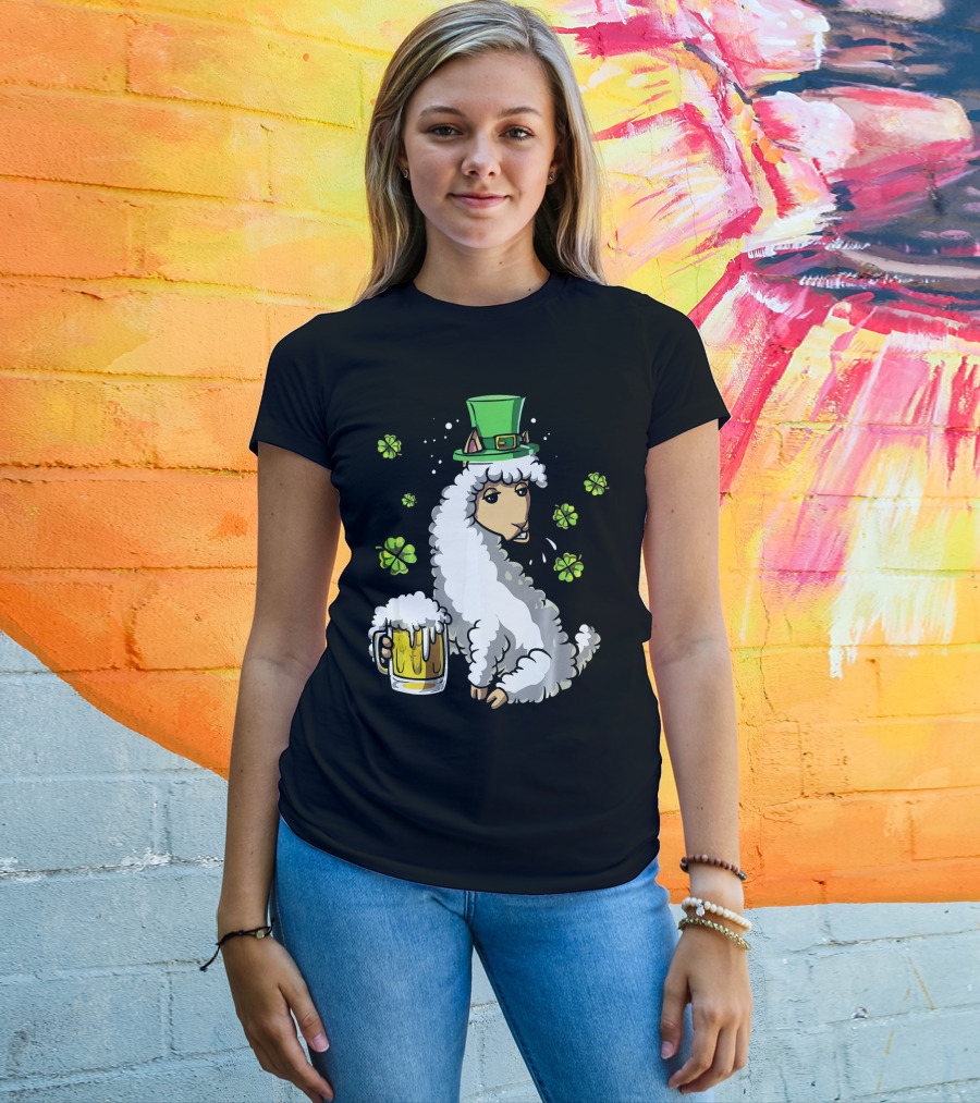 Leprechaun Llama Alpaca St Patrick's Day Beer Holding Clover Shamrock T-Shirt