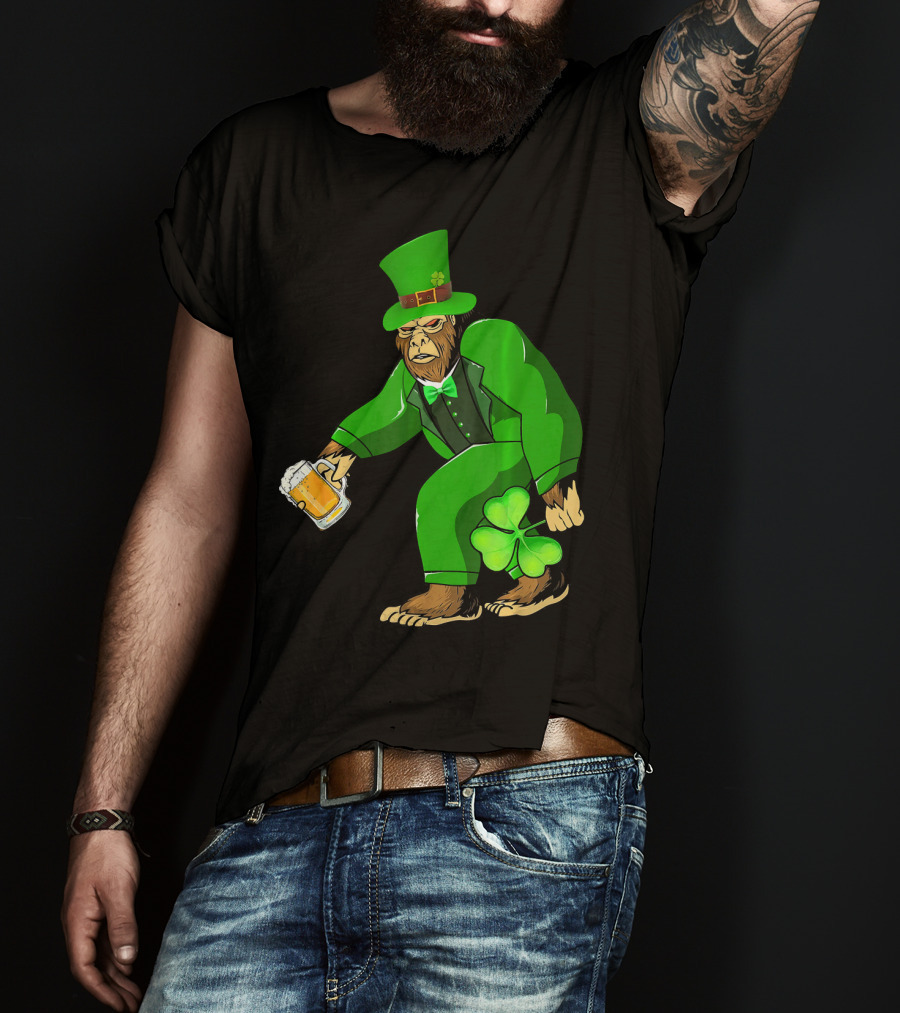 Big Foot Funny Bear Leprechaun Holding Beer And Shamrock In Green Suit T-Shirt