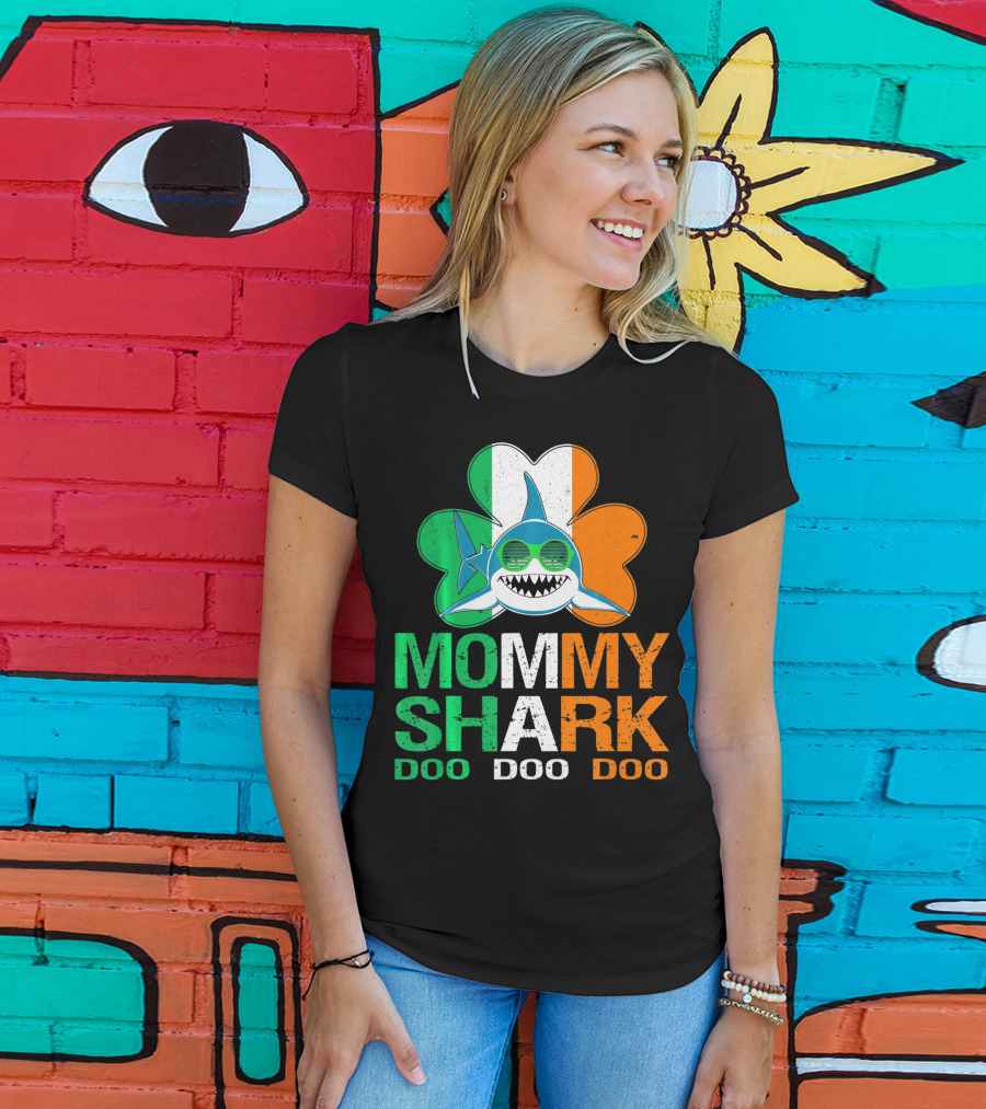 St Patricks Day Mommy Shark Doo Doo Doo Irish Shamrock T-Shirt