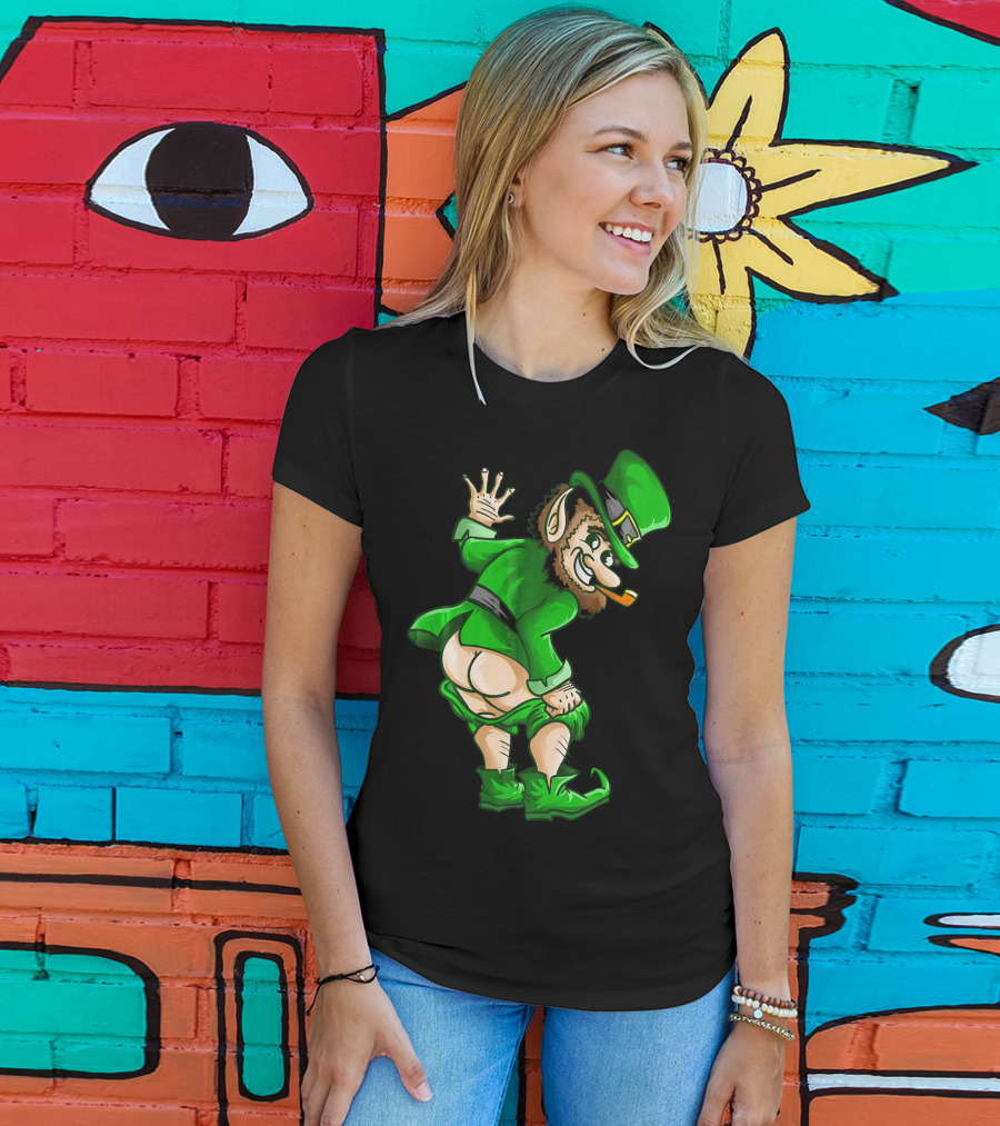 Mooning Leprechaun Mischievous Green Outfit Smoking Pipe T-Shirt