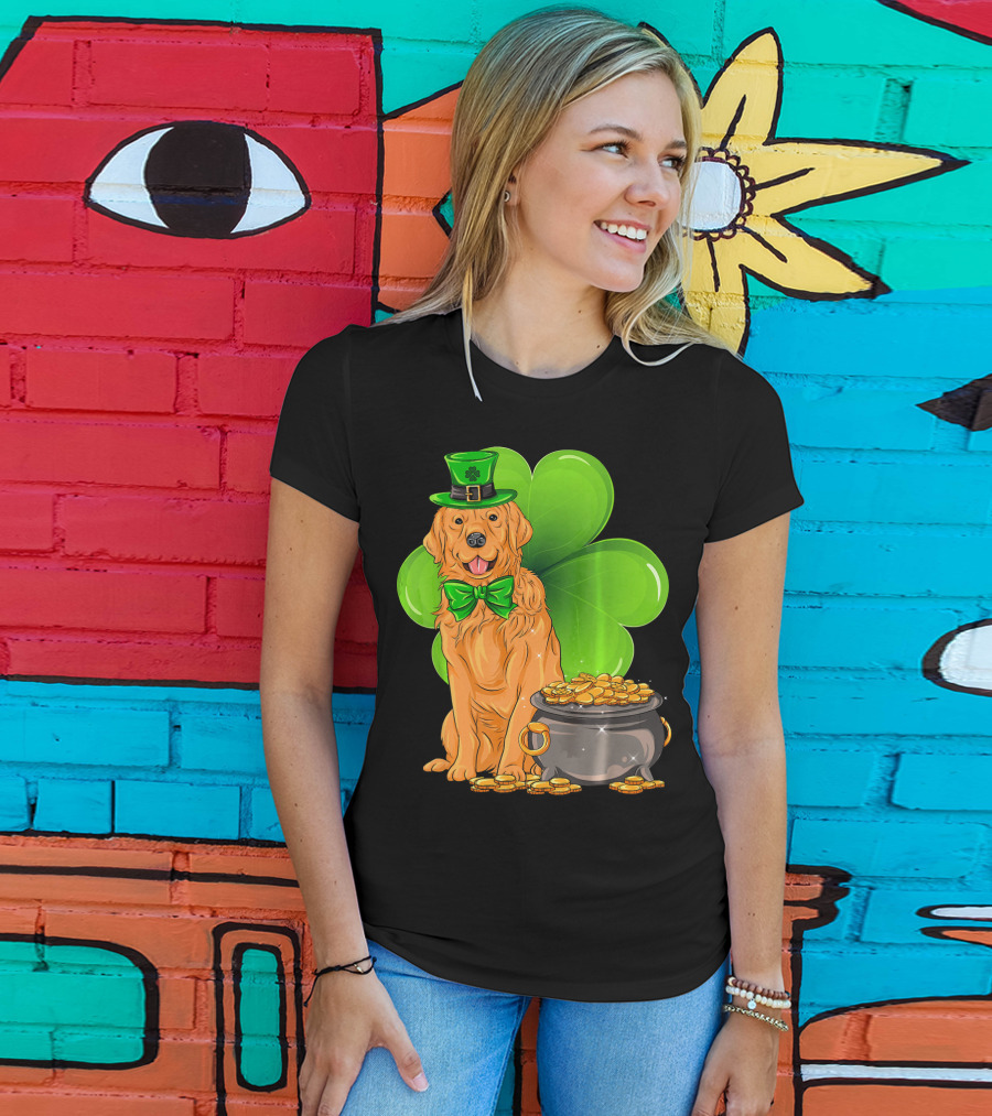 Golden Retriever St Patricks Day Leprechaun With Shamrock And Pot Of Gold T-Shirt