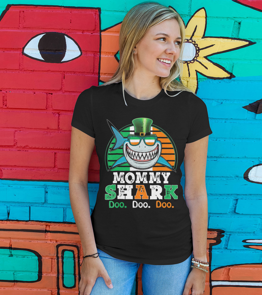 Mommy Shark Doo Doo Doo Funny St. Patrick's Day With Irish Colors And Leprechaun Hat T-Shirt