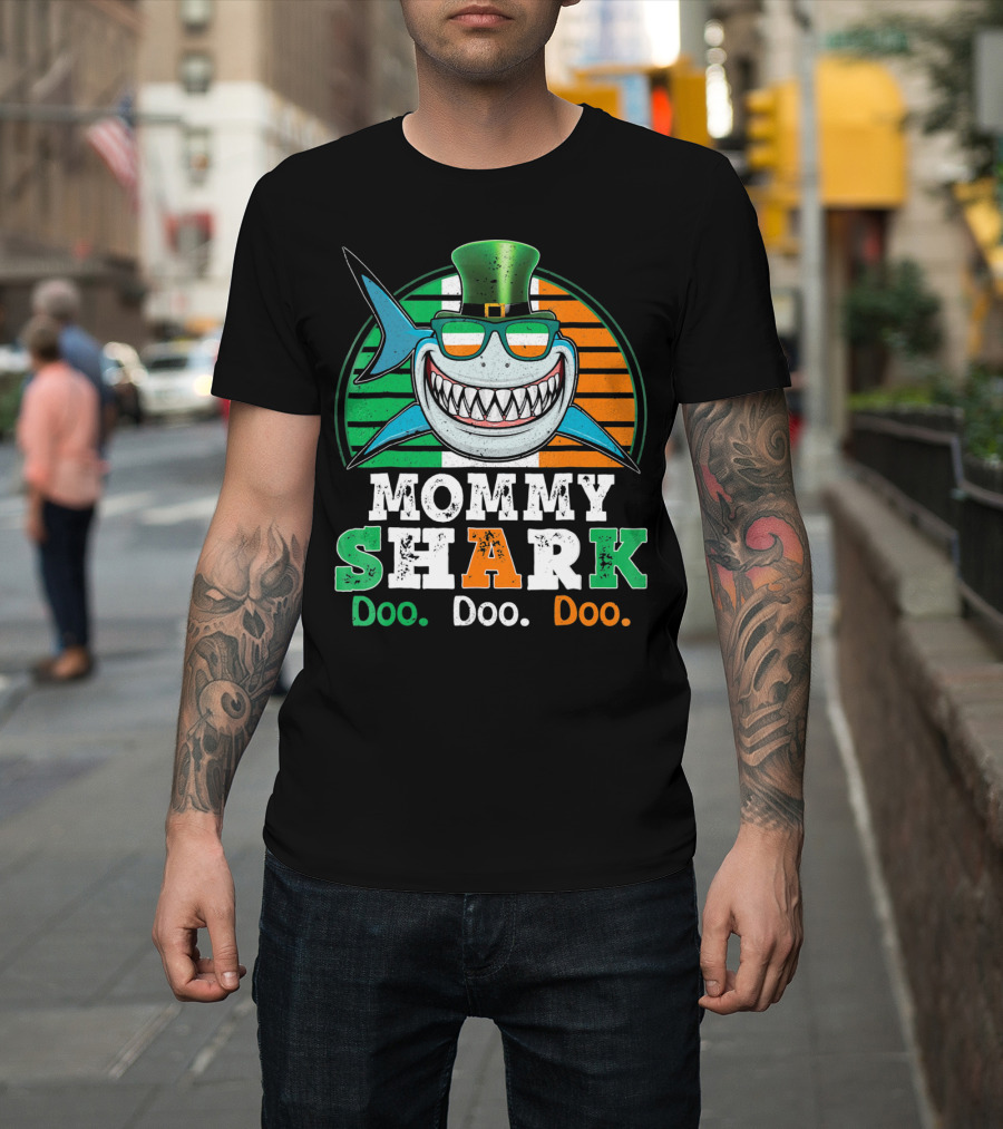 Mommy Shark Doo Doo Doo Funny St. Patrick's Day with Irish Colors and Leprechaun Hat T-Shirt