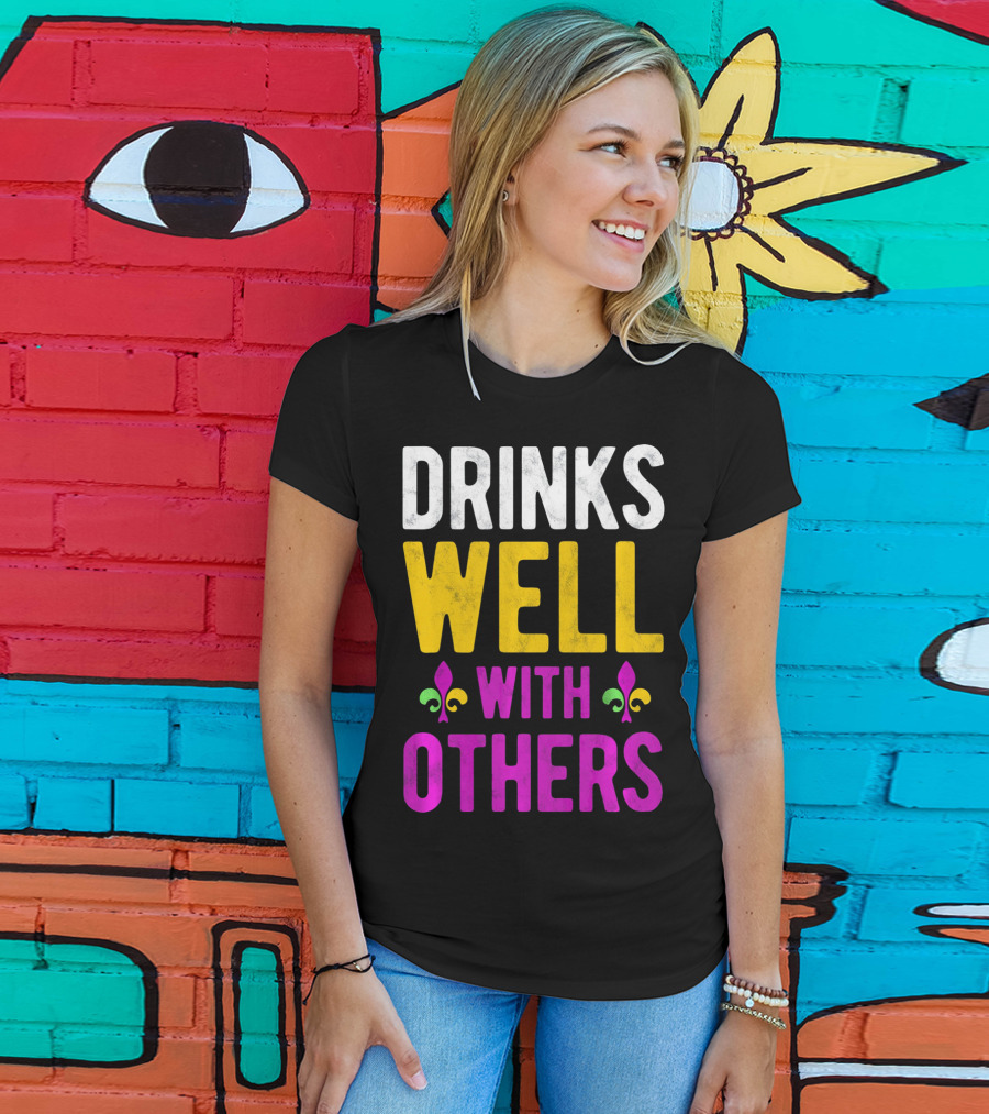 Drinks Well With Others Mardi Gras Fleur-de-Lis Symbols T-Shirt