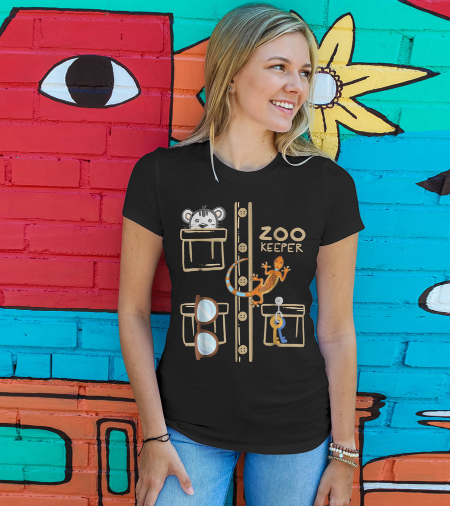 Zookeeper Costume Halloween Jung Zoo Keeper Animal Pockets With Gecko And Key T-Shirt