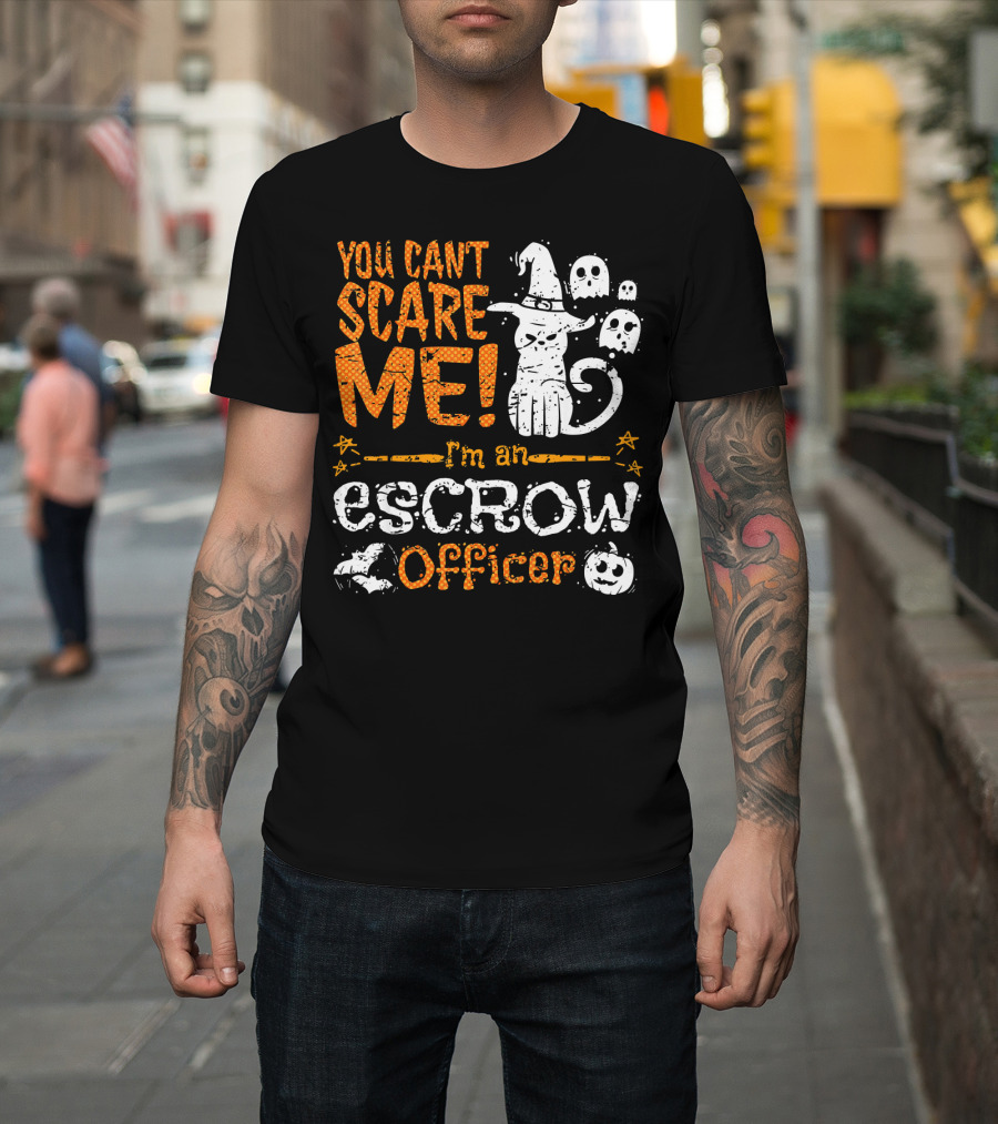 You Can't Scare Me I'm An Escrow Officer Halloween Cat Ghosts Pumpkin T-Shirt