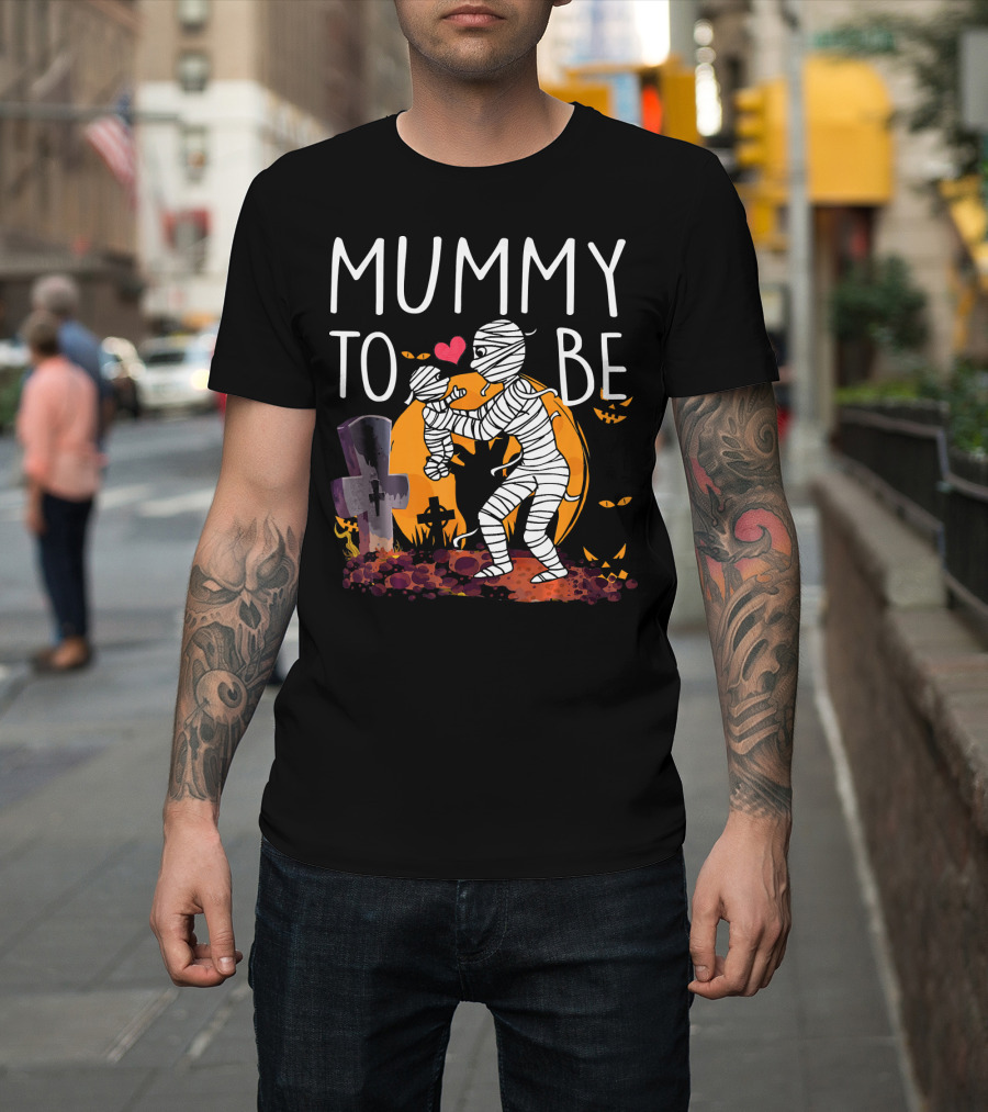 Mummy To Be Halloween Mummy Scene With Graveyard And Heart T-Shirt