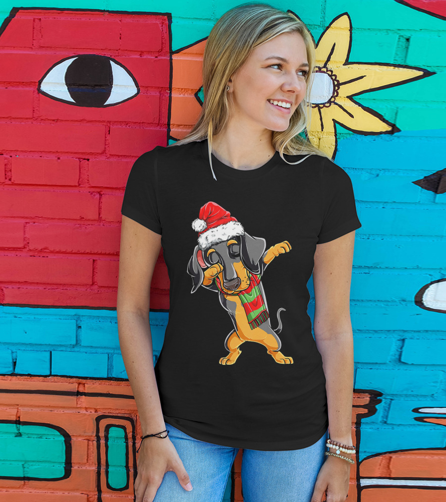 Dabbing Dachshund Santa With Christmas Hat And Scarf T-Shirt