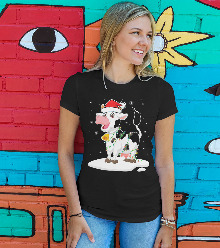 Lovely Cow Santa Xmas Lights On Snowy Tree Scene T-Shirt