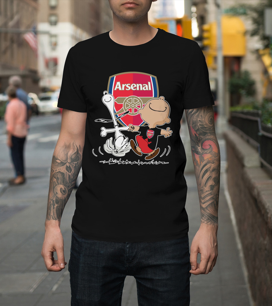 Arsenal Football Club Snoopy Charlie Brown Dancing Badge T-Shirt